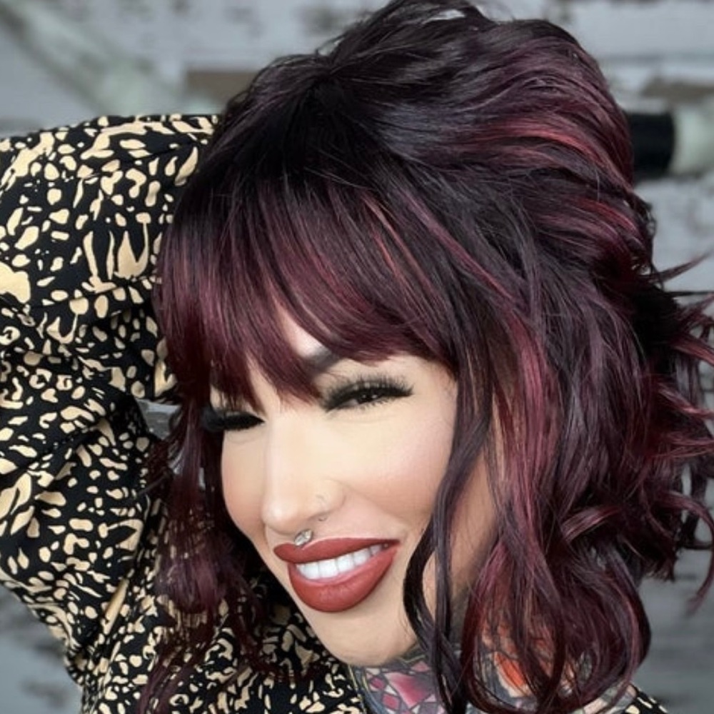 Rebel Gypsy wig. Beautiful colors of red and brown. Brand new only tried on.